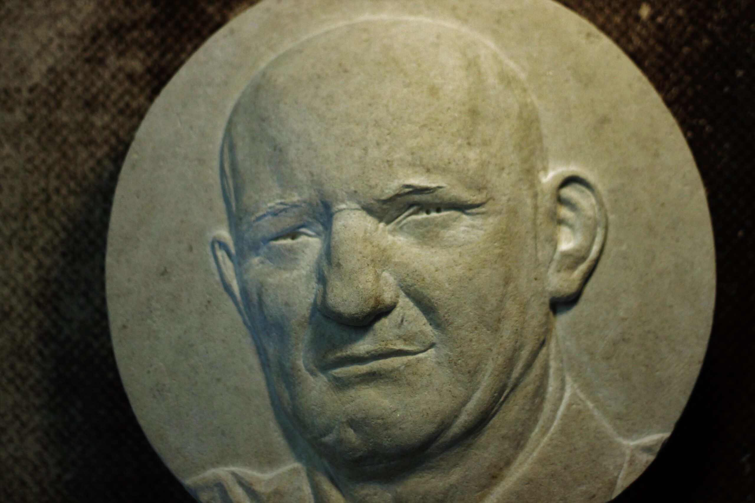 portrait sculpté bas relief pierre calcaire 
